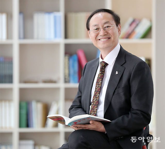 박종관 한국문화예술위원회 위원장은 “예술 현장이 있기에 문화예술위가 존재한다는 사실을 항상 기억하려 한다”며 “좀 더 섬세하게 예술가들에게 다가가고 싶다”고 말했다. 전영한 기자 scoopjyh@donga.com