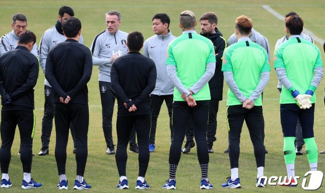 파울루 벤투 대한민국 축구 국가대표팀 감독을 비롯한 선수단이 18일 오후 경기도 파주시 축구대표팀트레이닝센터(NFC)에서 A매치 평가전 훈련 시작에 앞서 대화를 하고 있다. 2019.3.18/뉴스1 © News1