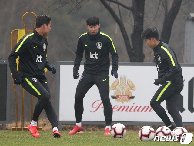 대한민국 축구 국가대표팀 손흥민과 이강인이 20일 오후 경기 파주시 축구대표팀트레이닝센터(NFC)에서 A매치 평가전 훈련을 하고 있다. 2019.3.20/뉴스1 © News1