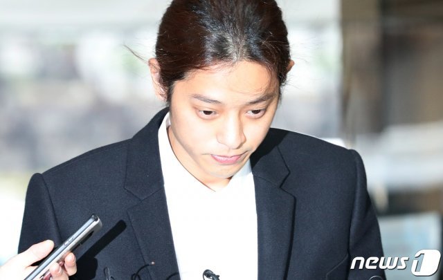 상습적으로 성관계 불법 영상 촬영 및 유포 혐의를 받는 가수 정준영이 21일 오전 서울 서초구 서울중앙지방법원에서 열린 구속 전 피의자심문(영장실질심사)에 출석하고 있다. 2019.3.21/뉴스1 © News1