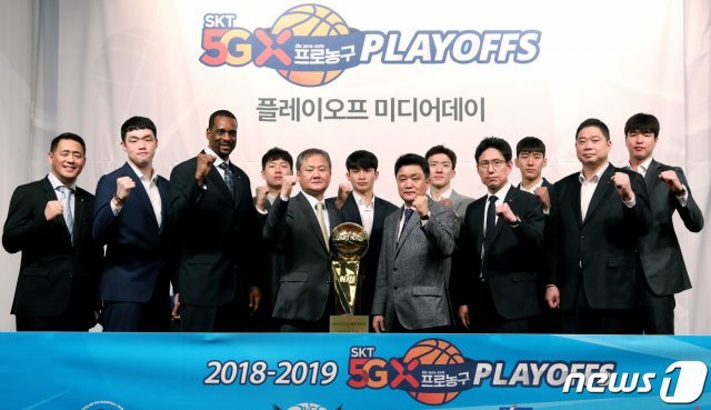 21일 오전 서울 강남구 청담 리베라호텔에서 열린 2018-2019 SKT 5GX 프로농구 플레이오프 미디어데이에서 6개팀 감독과 선수들이 기념촬영을 하고 있다. 왼쪽부터 오리온 추일승 감독, 이승현 선수, KCC 스테이시 오그먼 감독, 이정현 선수, 현대모비스 유재학 감독, 이대성 선수, 전자랜드 유도훈 감독, 박찬희 선수, KT 서동철 감독, 양홍석 선수, LG 현주엽 감독, 김종규 선수. 오는 23일부터 시작되는 6강 플레이오프는 KCC와 오리온, LG와 KT가 각각 5전3선승제로 격돌한다. 2019.3.21/뉴스1 © News1