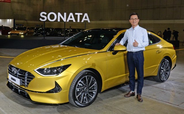 현대차 국내영업본부장 이광국 부사장이 기념촬영을 하고 있는 모습. (현대차 제공)