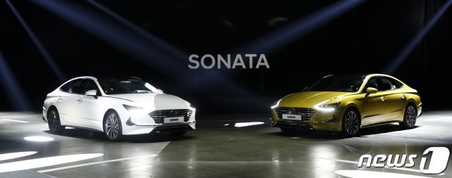 21일 경기 고양시 일산 킨텍스에서 열린 현대자동차 신형 쏘나타(Sonata) 발표회에서 5년 만의 풀체인지 모델 쏘나타가 등장하고 있다. © News1