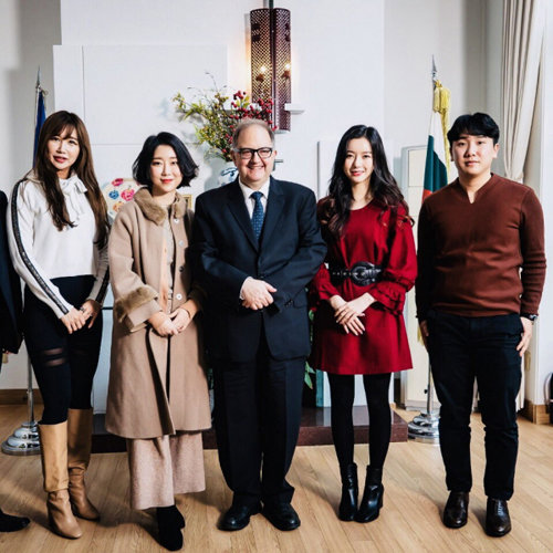 (왼쪽부터)인플루언서 김뽀마미, 드타미,  페타르 안도노브 불가리아 대사. 달샤벳 세리, 비제스트 이승섭 대표