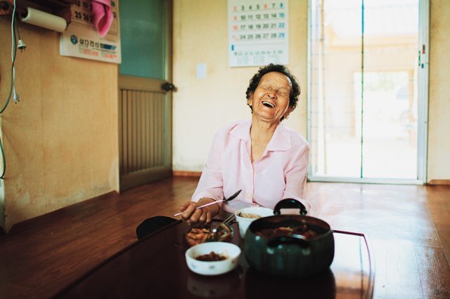 ‘어머니전’에 전시된 작품. 어머니의 성찬, 황수동 作.