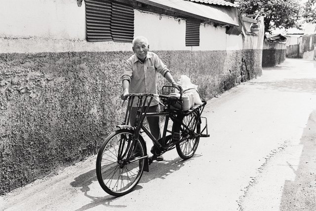 ‘진심, 아버지를 읽다’전에 전시된 작품. 택배 부치러 가는 길, 신민재 作.