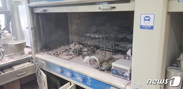 21일 오후 4시5분쯤 충북 음성군 대소면의 한 다이어트식품 생산 공장 실험실에서 원인을 알 수 없는 폭발 사고가 발생했다. (충북소방본부 제공) © 뉴스1