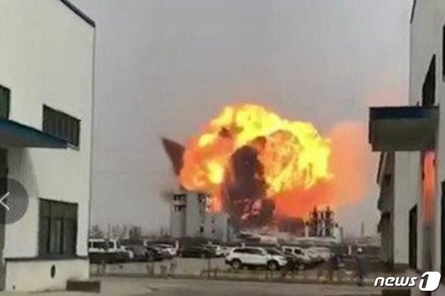 중국 장쑤성 옌청시 소재 화학공단에서 대규모 폭발사고가 발생했다. <출처=웨이보> © 뉴스1