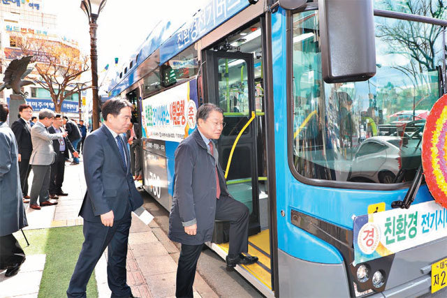 21일 대구 중구 동인동 대구시청 앞에서 열린 전기시내버스 시승식에서 이승호 경제부시장과 김종근 교통국장(오른쪽부터)이 버스에 탑승하고 있다. 대구시 제공