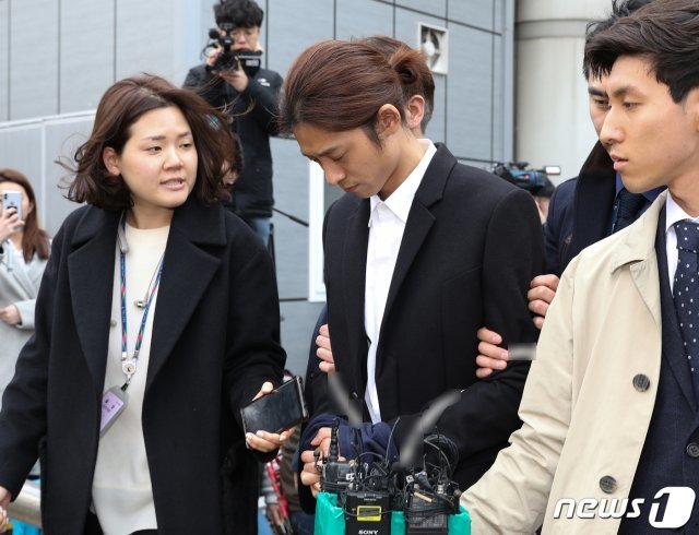 상습적으로 성관계 불법 영상 촬영 및 유포 혐의를 받는 가수 정준영이 21일 오후 서울 서초구 서울중앙지방법원에서 열린 구속 전 피의자심문(영장실질심사)을 마친 후 법정을 나서고 있다. 2019.3.21/뉴스1 ⓒ News1