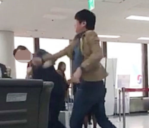 일본 후생노동성 간부 다케다 고스케 씨(오른쪽)가 19일 오전 김포국제공항 출국장에서 국내 항공사 직원을 폭행하는 장면. 뉴시스