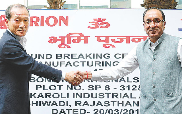 20일 인도 신규 공장 착공 기념식에서 허인철 오리온
부회장(왼쪽)과 수크비르 싱 만 만 벤처스 회장이 악수를
하고 있다. 오리온 제공