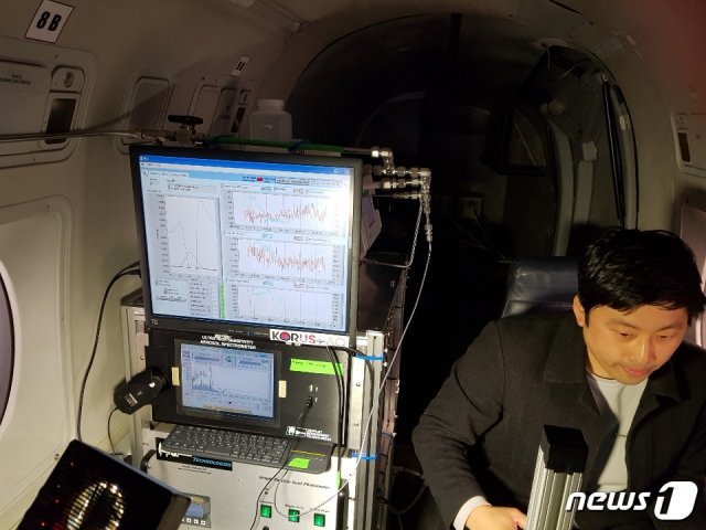 미세먼지 관측을 위해 국립환경과학원이 도입한 중형항공기 내부.© 뉴스1