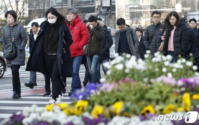 중부지방과 전북 북동내륙에 한파특보가 발효되는 등 꽃샘추위가 찾아온 22일 오전 서울 광화문 네거리에서 시민들이 출근길을 서두르고 있다. 2019.3.22/뉴스1 © News1