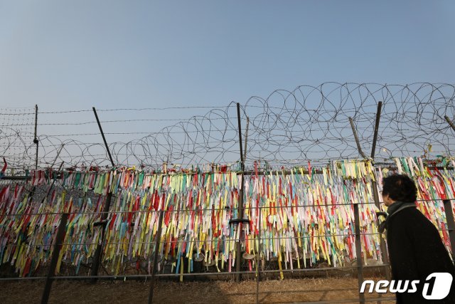 경기도 파주 임진각에서 한 시민이 통일 염원 리본이 묶인 철책을 지나고 있다.  © News1