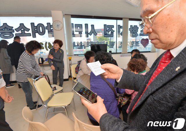 21일 경북 포항지진 범시민대책본부에서 지진 피해주민들이 정신적 피해보상에 대한 소송에 필요한 서류를 작성하고 있다. 범시민대책본부 관계자에 따르면 정부합동연구단에서 포항지진이 자연지진이 아닌 ‘촉발’이라고 발표하자 소송에 참여하는 시민들이 늘어나고 있다. © News1