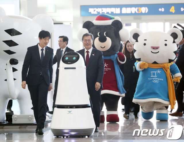 문재인 대통령이 지난해1월 12일 오후 인천국제공항 제2여객터미널에서 열린 개장식에서 무인안내로봇의 안내를 받으며 입장하고 있다. © News1