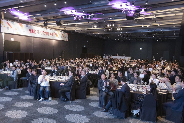 서울 강서구 메이필드 호텔에서 개최된 ‘2019 시몬느 비전 페스티벌’에서 박은관 시몬느 회장을 비롯한 300여 명 임직원이 행사에 참여하고 있다.