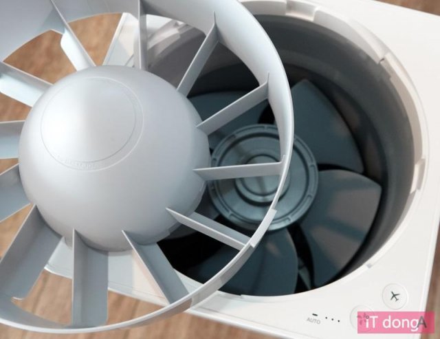 윗면 날개는 분리해 물세척할 수 있다(출처=IT동아)