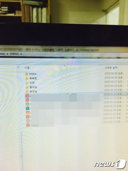 지난 2015년에 재학 중이던 한 학생이 교사의 업무용 PC에 저장된 포르노 영상 폴더와 파일을 목격하고 찍어놓았던 사진.(독자제공)© 뉴스1