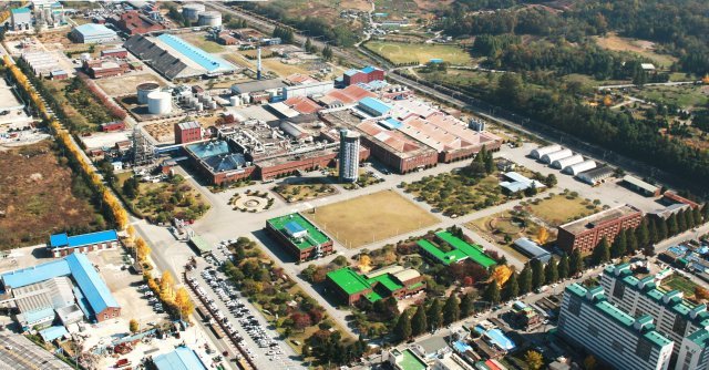 충북 충주시 위치한 코스모신소재 본사 전경.