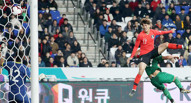 “살아있네!” 이청용(가운데)이 22일 울산에서 열린 볼리비아와의 축구 대표팀 평가전에서 후반 41분 헤딩슛을 성공시키고 있다. 일방적인 공세를 펼치고도 볼리비아 골문을 열지 못했던 한국은 이청용의 결승골에 힘입어 1-0으로 승리했다. 이청용의 A매치 득점은 2016년 9월 이후 2년 6개월 만이다. 울산=뉴시스