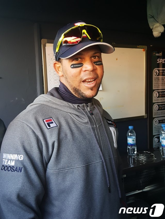 두산 베어스 호세 페르난데스가 23일 서울 잠실구장에서 열린 2019 신한은행 마이카 KBO리그 한화 이글스와 개막전에 6번 지명타자로 선발 출전해 4타수 2안타 3타점으로 팀 승리를 이끌었다.© 뉴스1