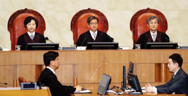 지난해 11월 1일 서울 서초구 대법원에서 대법원 전원합의체가 양심적 병역거부 사건 관련 판결을 내리고 있다. [동아DB]