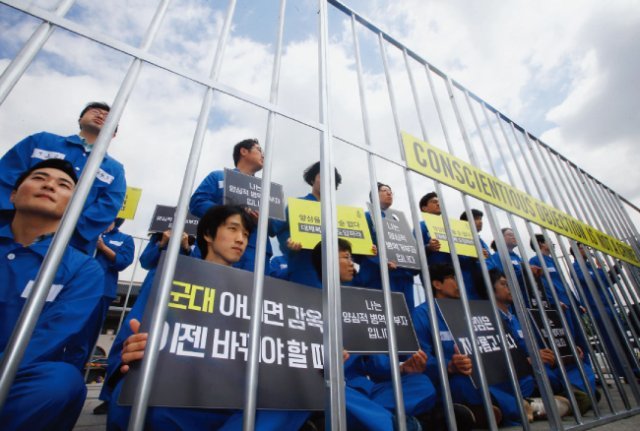 2017년 5월 15일 ‘세계병역거부자의 날’을 맞아 서울 종로구 광화문광장에서 시민단체 활동가들과 양심적 병역거부자들이 시위를 벌이고 있다. [동아DB]