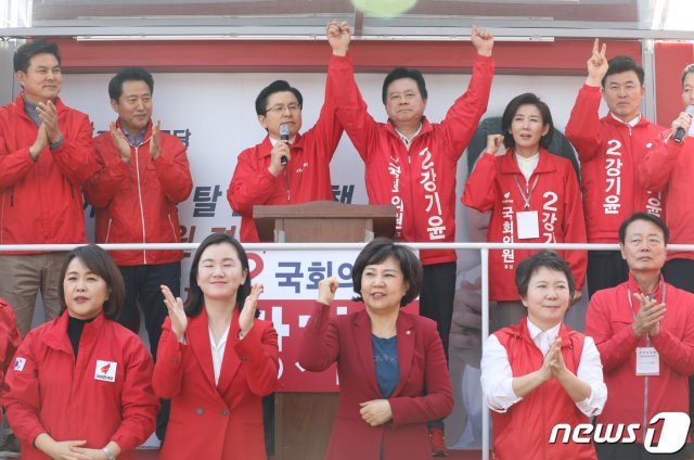 4·3 국회의원 보궐선거 공식운동 첫 날인 21일 오전 경남 창원시 상남동의 한 거리에서 열린 ‘강기윤 창원성산 후보 출정식’에서 황교안 자유한국당 대표와 강기윤 후보 등 당 지도부가 손을 번쩍 들고 있다. 2019.3.21/뉴스1 © News1