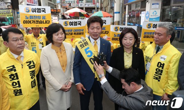 4·3 국회의원 보궐선거 공식운동 첫 날인 21일 오전 경남 창원시 상남동 반송시장에서 여영국 창원·성산 보궐선거 후보가 취재진과 인터뷰를 하고 있다. 2019.3.21/뉴스1 © News1