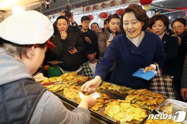 박영선 중소기업벤처부 장관 후보자가 20일 오전 서울 구로구 남구로시장을 방문해 호떡을 맛본 뒤 값을 치르고 있다. 2019.3.20/뉴스1 © News1