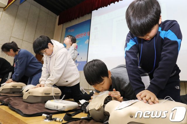 심폐소생술 모 실습 모습 © News1