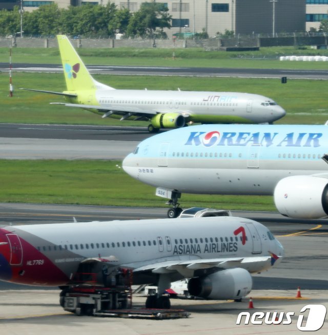 서울 강서구 김포공항 계류장에 대기 중인 국적항공사 항공기 모습. © News1