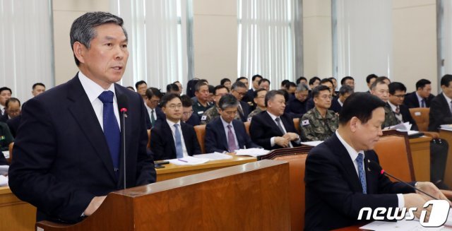 정경두 국방장관이 지난 18일 서울 여의도 국회에서 열린 국방위원회 전체회의에서 업무보고를 하고 있다. © News1