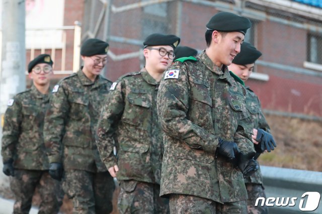 평일 일과가 끝나면 병사가 부대 밖으로 외출할 수 있는 ‘병사 평일 일과 이후 외출제’가 전국으로 확대 시행된 2월1일 오후 대구 육군 50사단 장병들이 부대 밖으로 외출하고 있다. © News1