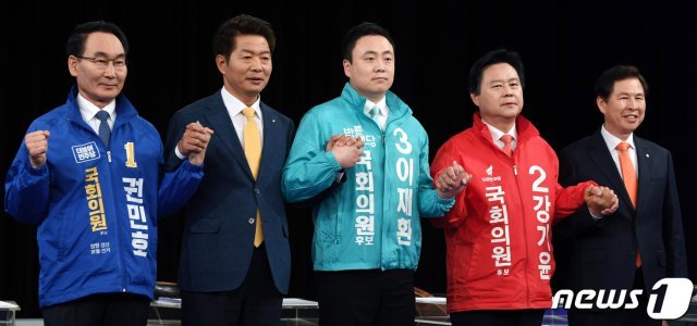 24일 오전 KBS창원방송총국에서 열린 창원성산 국회의원 보궐선거 후보자토론회에서 공직선거법에 따라 참석한 후보 5명이 손을 맞잡고 있다. 왼쪽부터 권민호 더불어민주당, 여영국 정의당, 이재환 바른미래당, 강기윤 자유한국당, 손석형 민중당 후보. (경남신문 제공) 2019.3.24/뉴스1