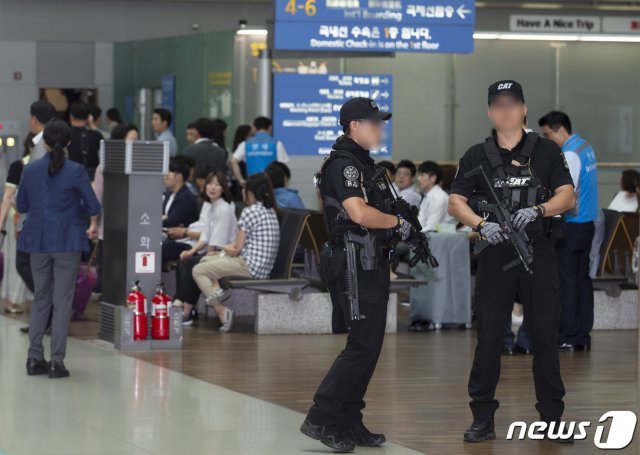 2016년 6월29일 인천공항터미널에서 열린 일자리 우수기업방문에서의 기관총을 든 경호원의 모습.(청와대 제공)