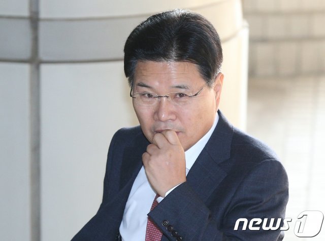 사학재단에서 75억원대 횡령·배임 혐의를 받고 있는 홍문종 자유한국당 의원이 지난해 12월 17일 오전 서울 서초구 서울중앙지방법원에서 열린 공판에 출석하고 있다. 2018.12.17/뉴스1 © News1