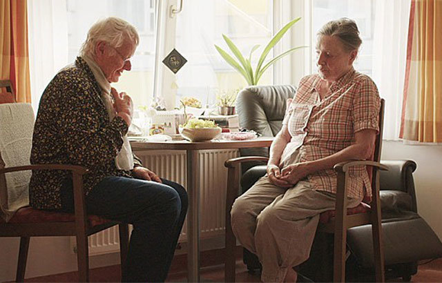 소록도 천사로 불리는 마리아네 스퇴거(왼쪽)와 마르가리타 피사레크 간호사가 오스트리아에서 40여 년간의 소록도 봉사활동을 회고하고 있다. 2017년 제작된 다큐멘터리 ‘마리안느와 마가렛’의 한 장면이다. 고흥군 제공