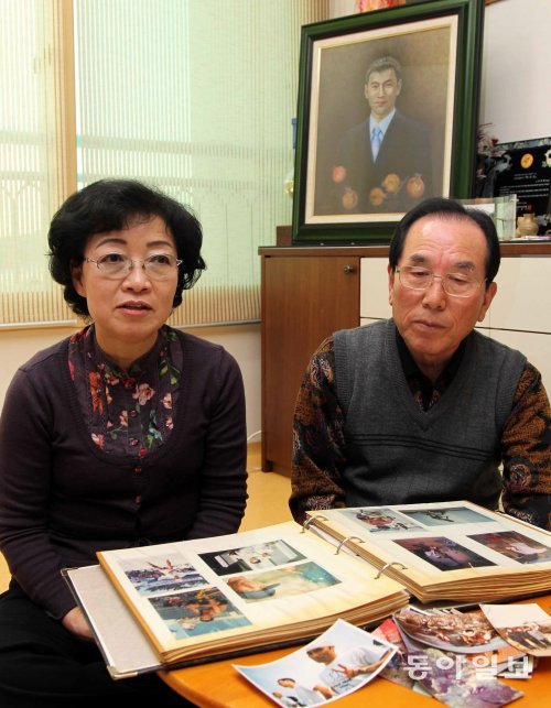 2011년 동아일보와 인터뷰에 응한 이수현 씨의 어머니 신윤찬 씨(왼쪽)와 아버지 이성대 씨. 동아일보 DB