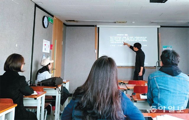 21일 서울 서대문구 신촌 모 건물의 강의실에서 20대 취업준비생들이 서울시 일자리카페에서 제공하는 ‘최신 대기업인·적성 시험 대비’ 강의를 듣고 있다. 김예윤 기자 yeah@donga.com