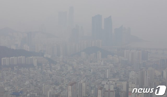 20일 오후 부산 황령산 전망대에서 바라 본 해운대 일대 도심이 미세먼지에 뿌옇게 보이고 있다. 이날 부산은 미세먼지 ‘나쁨’, 초미세먼지 ‘나쁨’ 또는 ‘매우 나쁨’ 수준을 보였다. © News1