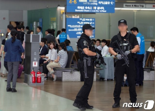 2016년 6월29일 인천공항터미널에서 열린 일자리 우수기업방문에서의 기관총을 든 경호원의 모습. 사진=뉴스1, 청와대 제공