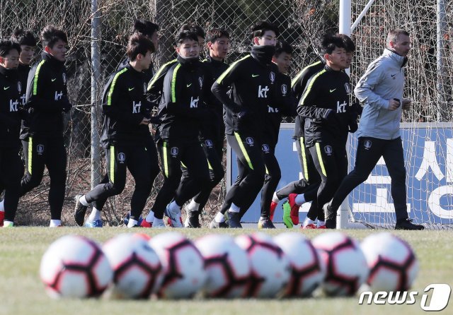 대한민국 축구 국가대표팀 선수들이 24일 오후 경기 파주시 축구대표팀트레이닝센터(NFC)에서 콜롬비아와 평가전을 앞두고 훈련을 하고 있다. 2019.3.24/뉴스1 © News1