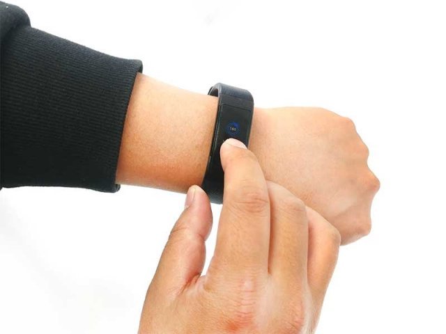 터치 스크린을 이용해 조작한다, 출처: IT동아