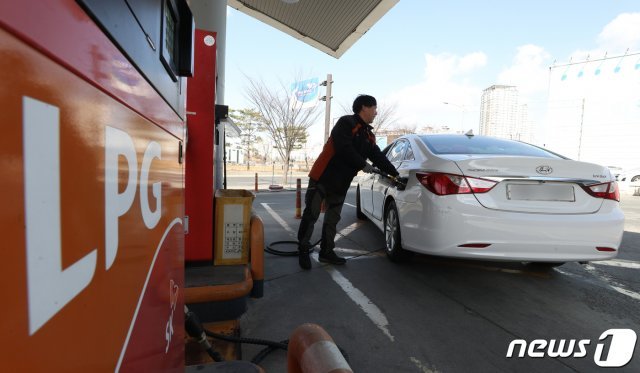 경기 고양시의 한 액화석유가수(LPG) 충전소에서 운전자들이 LPG를 충전하고 있는 모습. /뉴스1DB