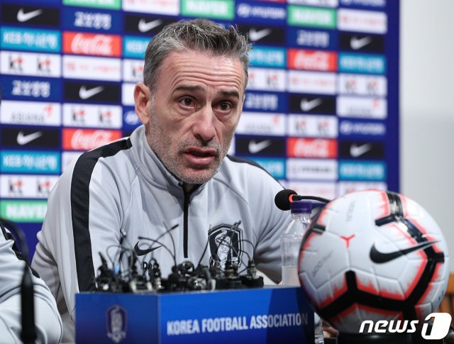 파울루 벤투 대한민국 축구 국가대표팀 감독이 25일 오후 경기 파주시 축구대표팀트레이닝센터(NFC)에서 콜롬비아와 평가전을 앞두고 기자회견을 하고 있다. 축구대표팀은 오는 26일 오후 8시 서울월드컵경기장에서 남미 강호 콜롬비아(피파랭킹 12위)와 평가전을 갖는다. © News1