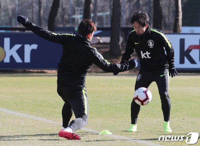 대한민국 축구 국가대표팀 이승우가 24일 오후 경기 파주시 축구대표팀트레이닝센터(NFC)에서 콜롬비아와 평가전을 앞두고 훈련을 하고 있다. © News1