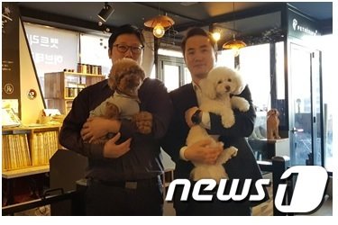 올핀 최성호(왼쪽) 대표와 피씨엘 김인규 전무.© 뉴스1